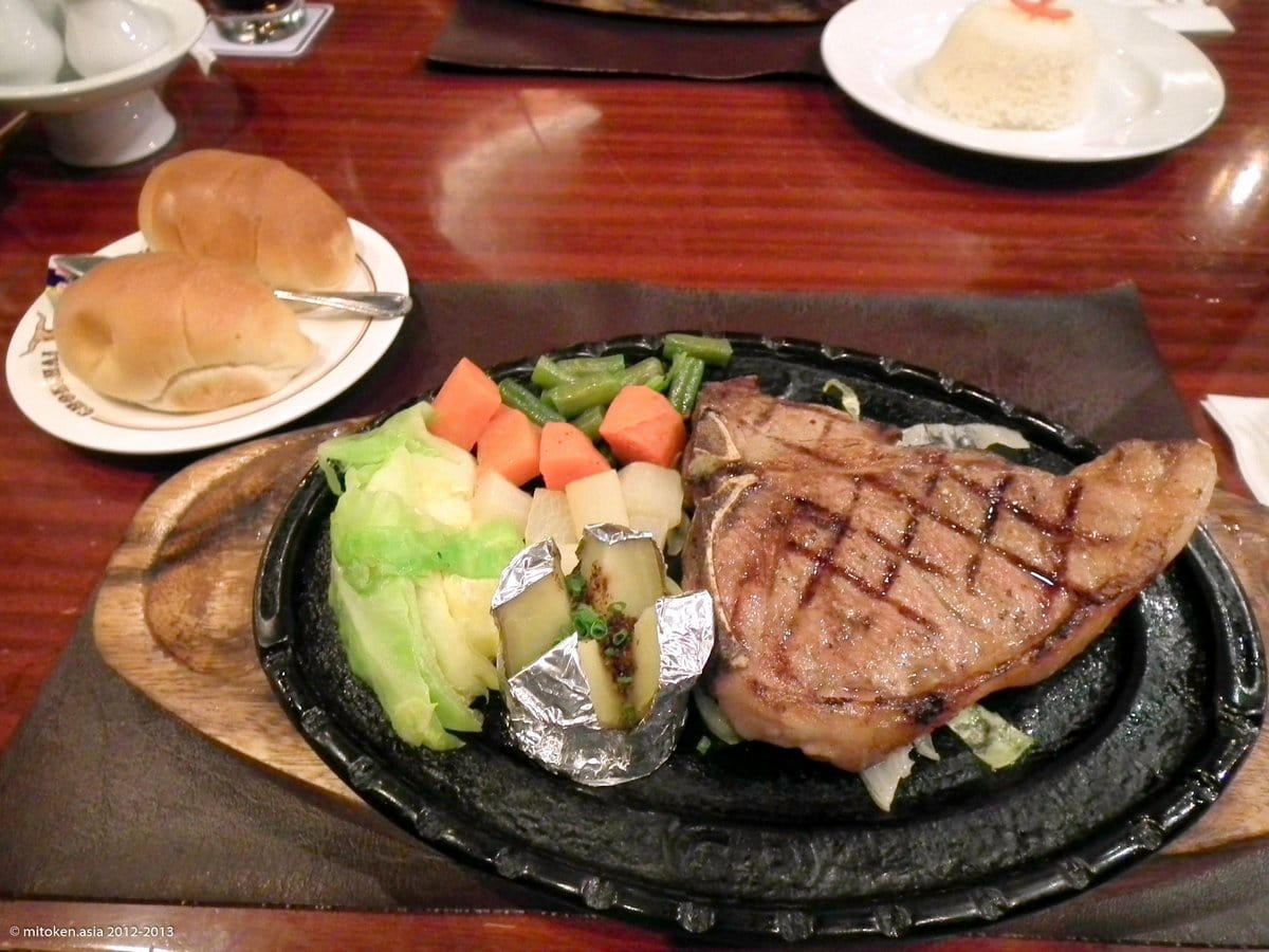 牧場で食べるTボーン