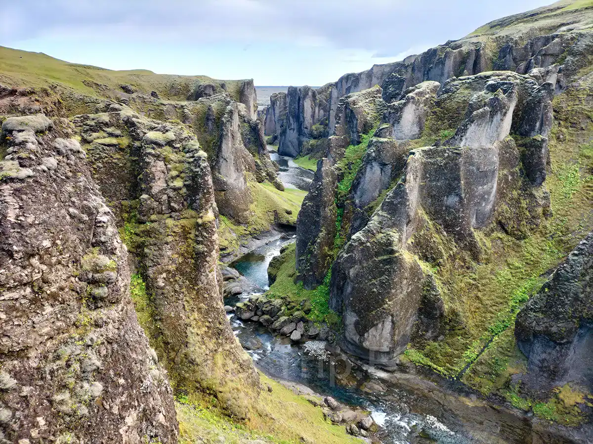 Ruta circular de 10 días por Islandia con niños_Fjaðrárgljúfur_ClickTrip Qué ver en Islandia en 10 días con niños: ruta en coche completa_Fjaðrárgljúfur_ClickTrip