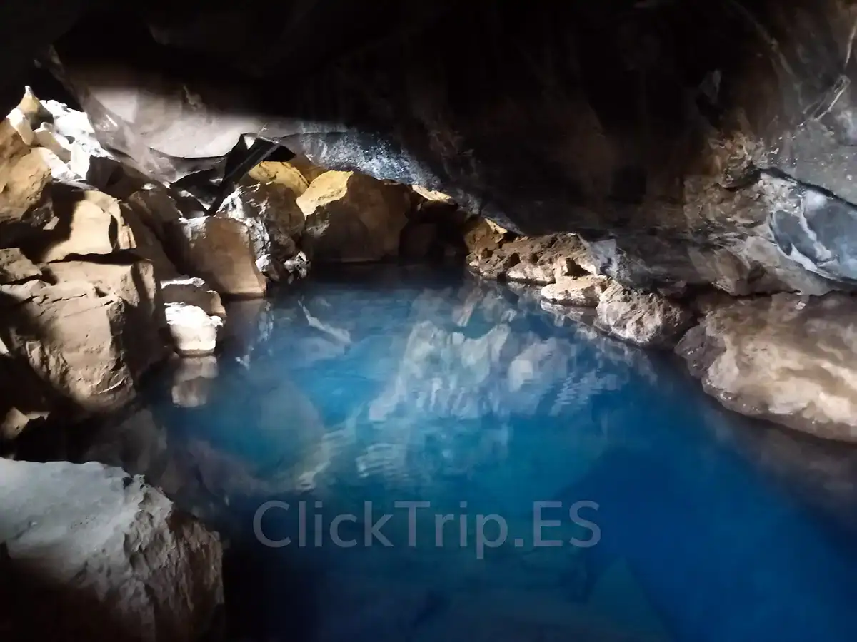 Grjótagjá_Iceland_ClickTrip Qué ver en Islandia en 10 días con niños: ruta en coche completa_Grjótagjá_ClickTrip