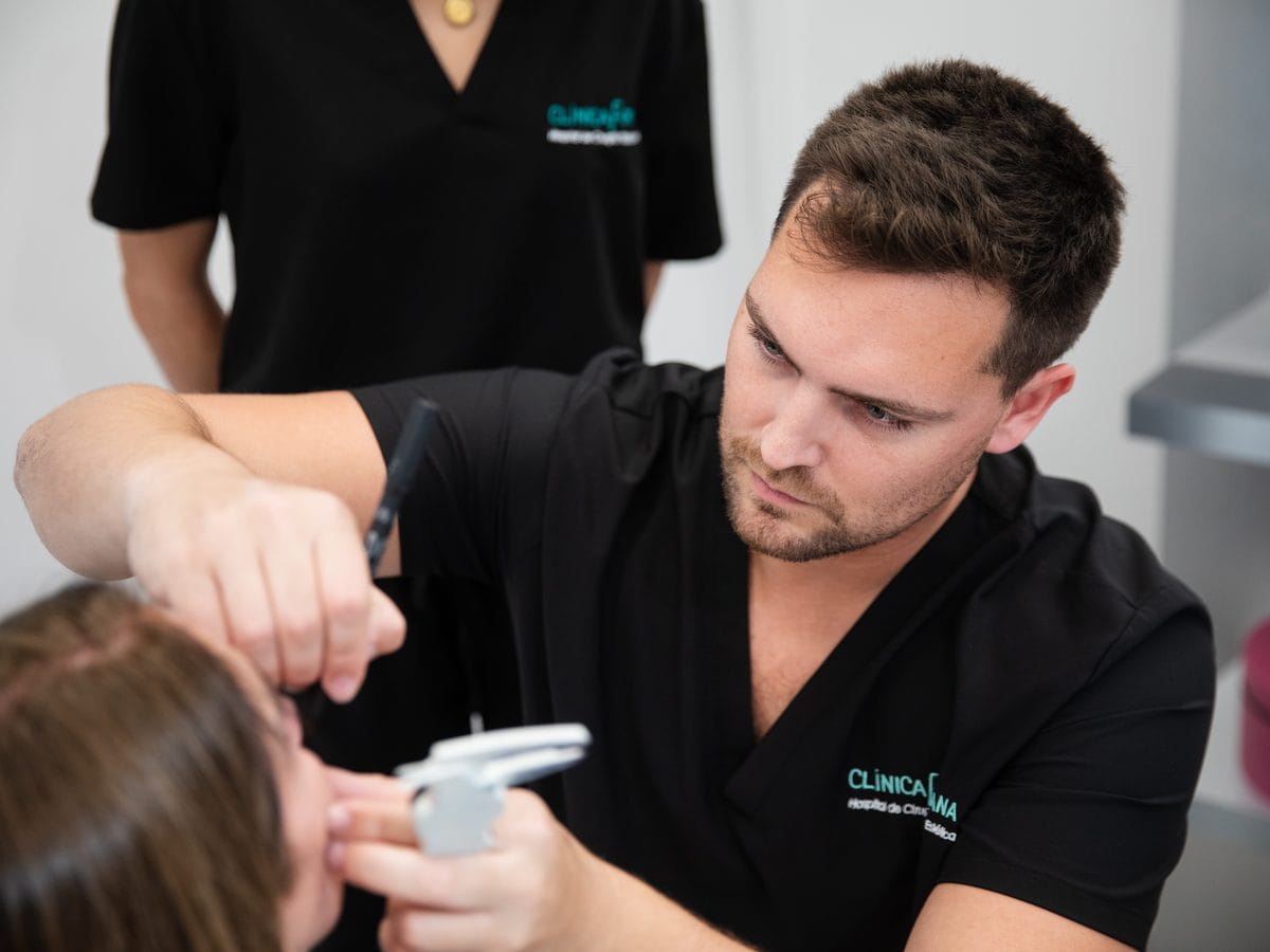 Valoración facial en la consulta de cirugía plástica de Clínica Fontana, Valencia