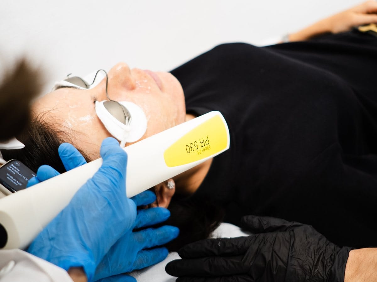 Tratamiento de la piel del rostro con luz en Clínica Fontana, Valencia