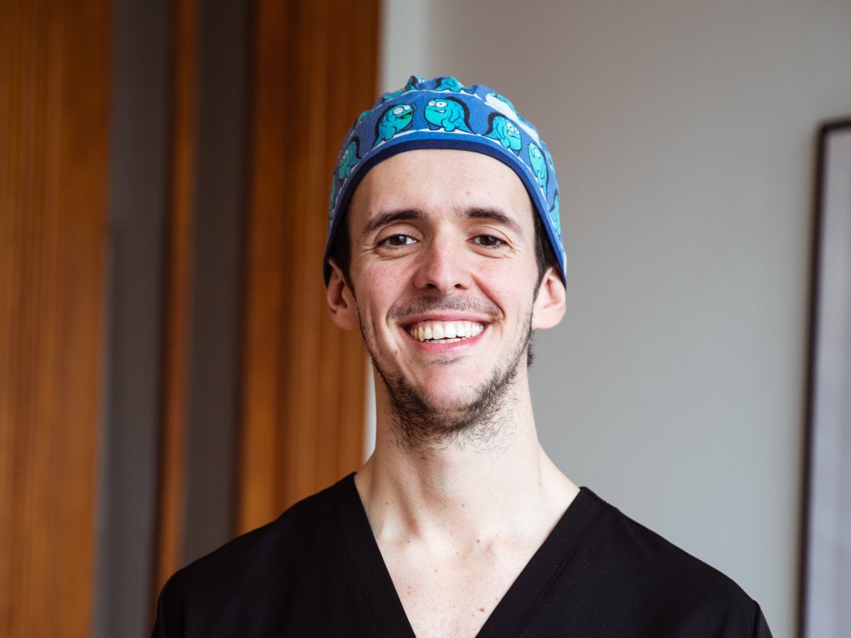 El Dr. Hugo Esteban Espinosa, cirujano plástico de la unidad de lipedema de Clínica Fontana, Valencia