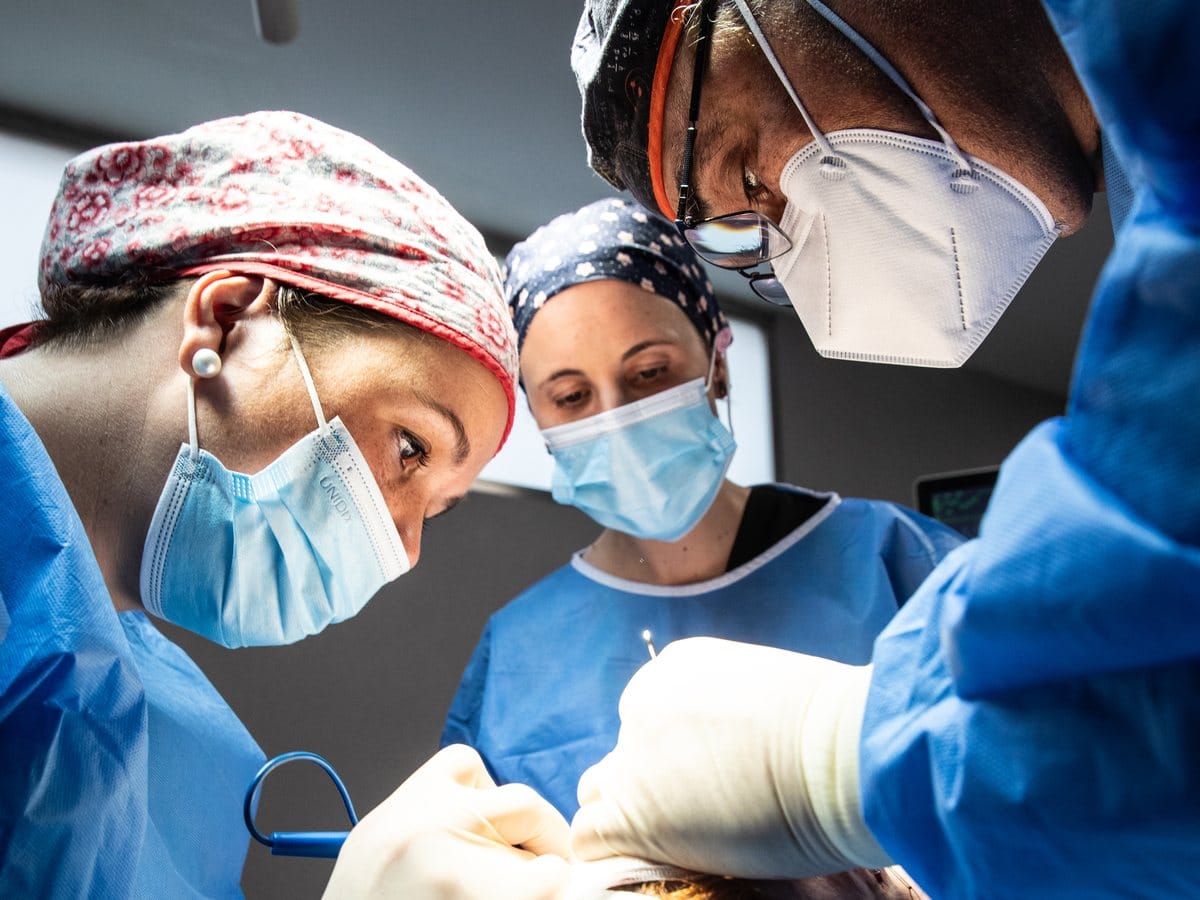 Equipo de cirugía plástica durante una intervención facial en el quirófano de Clínica Fontana, Valencia