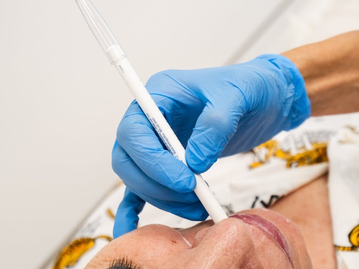 Aplicación de un tratamiento facial en la consulta de Clínica Fontana, Valencia