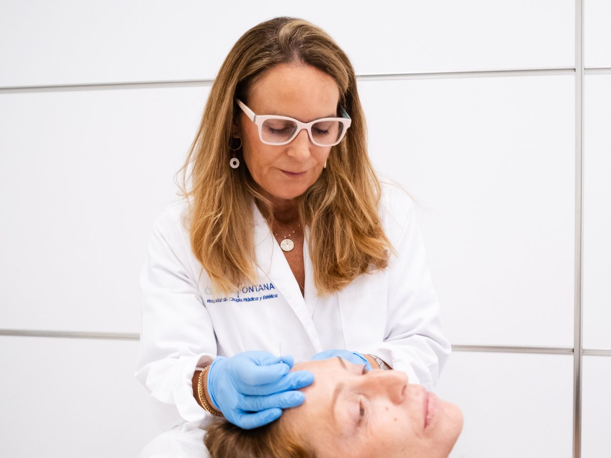 Médica estética durante un tratamiento facial regenerativo en Clínica Fontana, Valencia