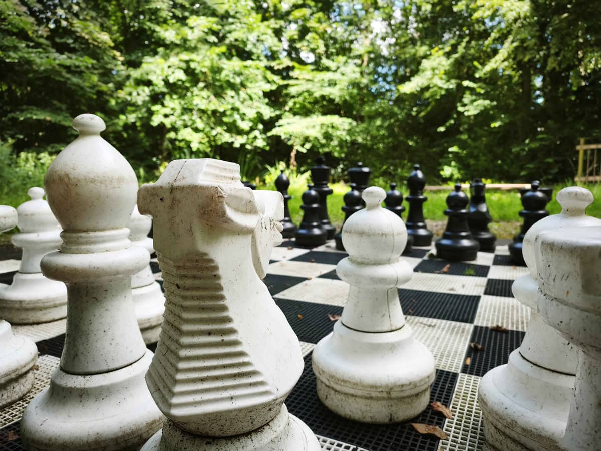 Freizeitschnack Nordfriesland besucht den Erlebnispfad Fahretoft. Ein Blick auf das Schachfeld im angelegten Park.
