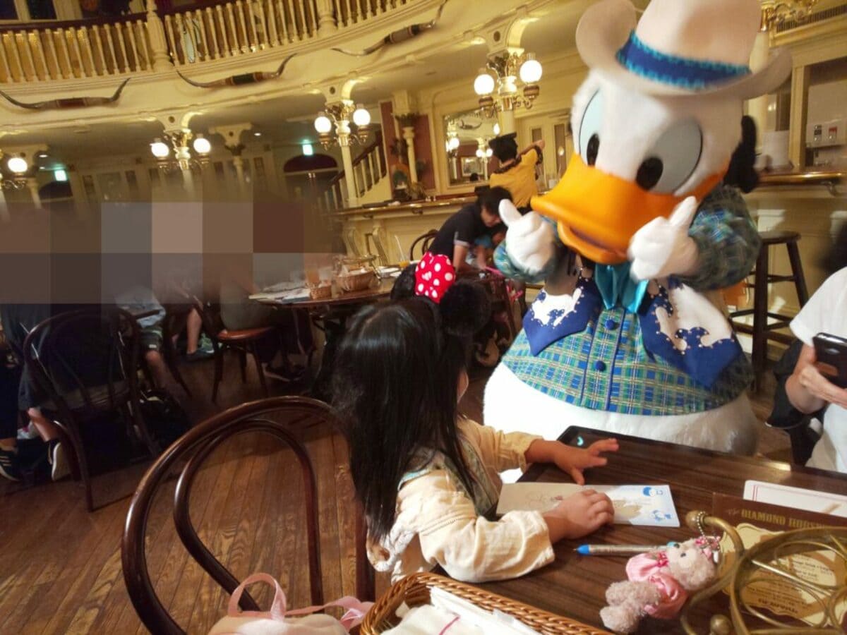 テーブルにドナルド