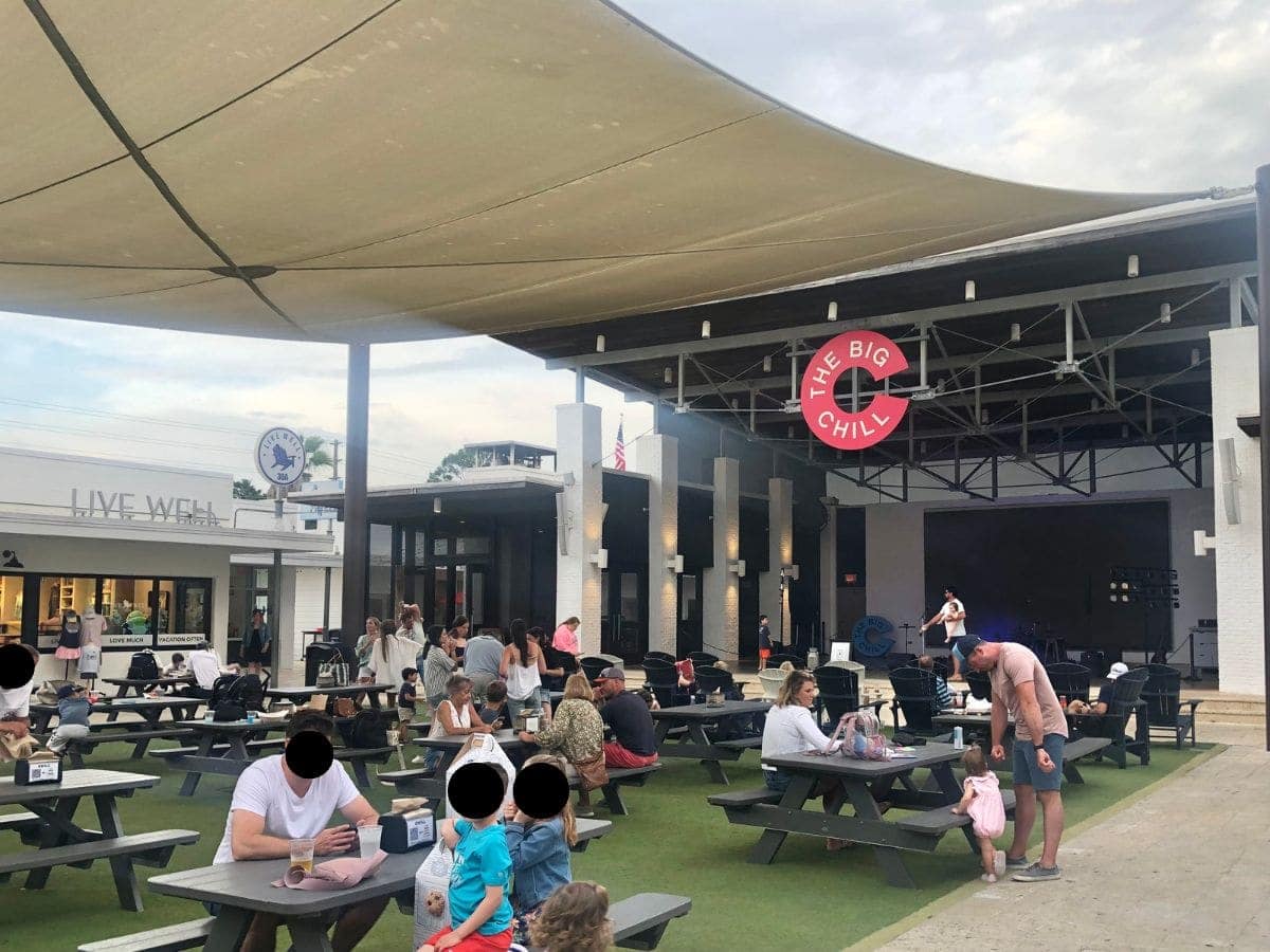 outdoor dining at picnic tables