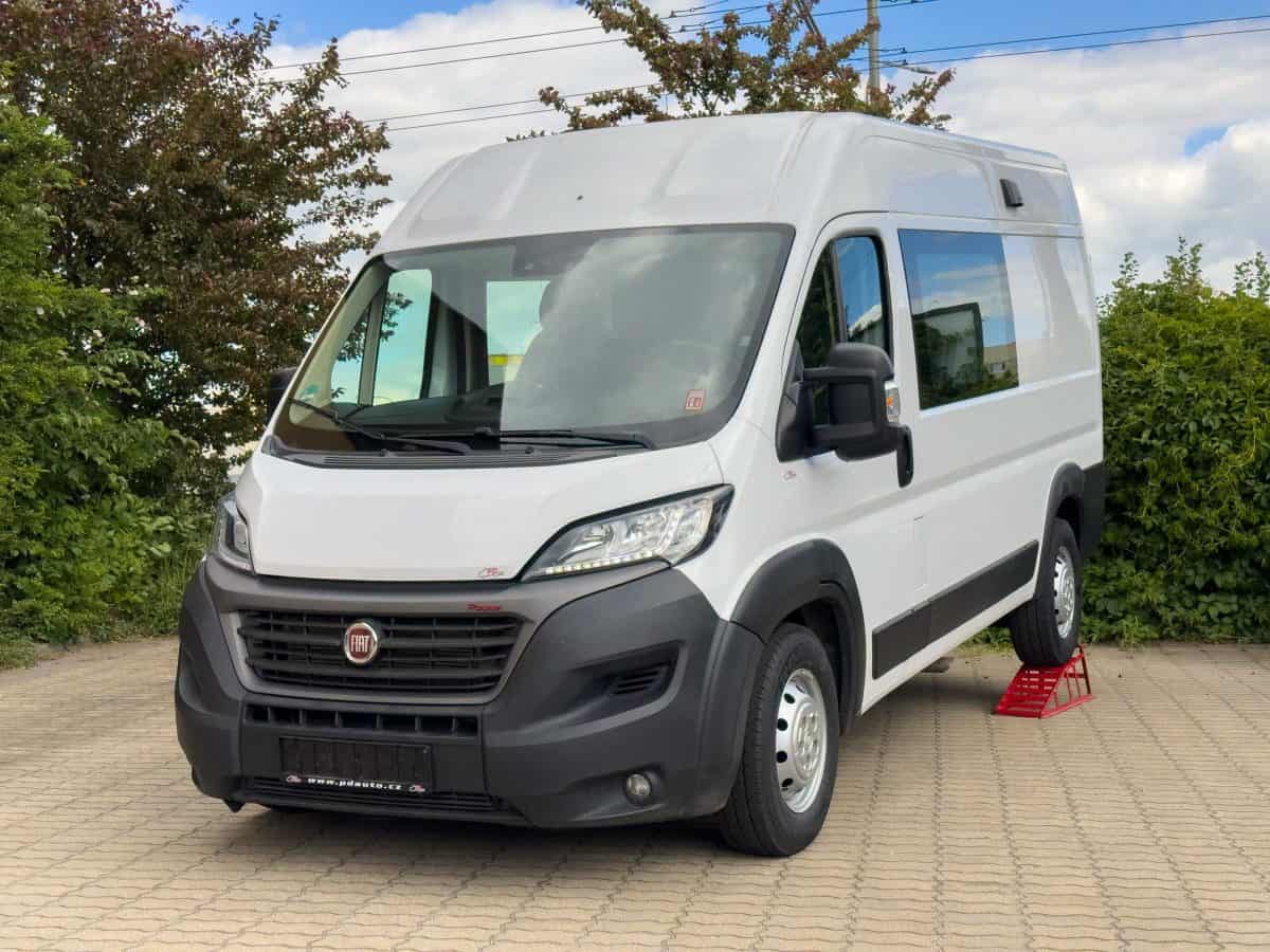 Bílý Fiat Ducato