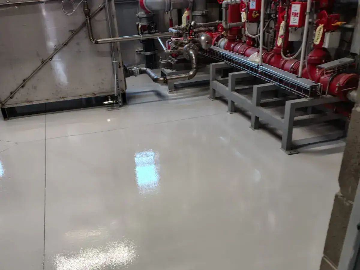 Dettaglio rivestimento in resina impermeabile e antiscivolo stabilimento FACO Cameri F-35 — 14.000 mq realizzati per Gruppo ICM Prima Pavimenti