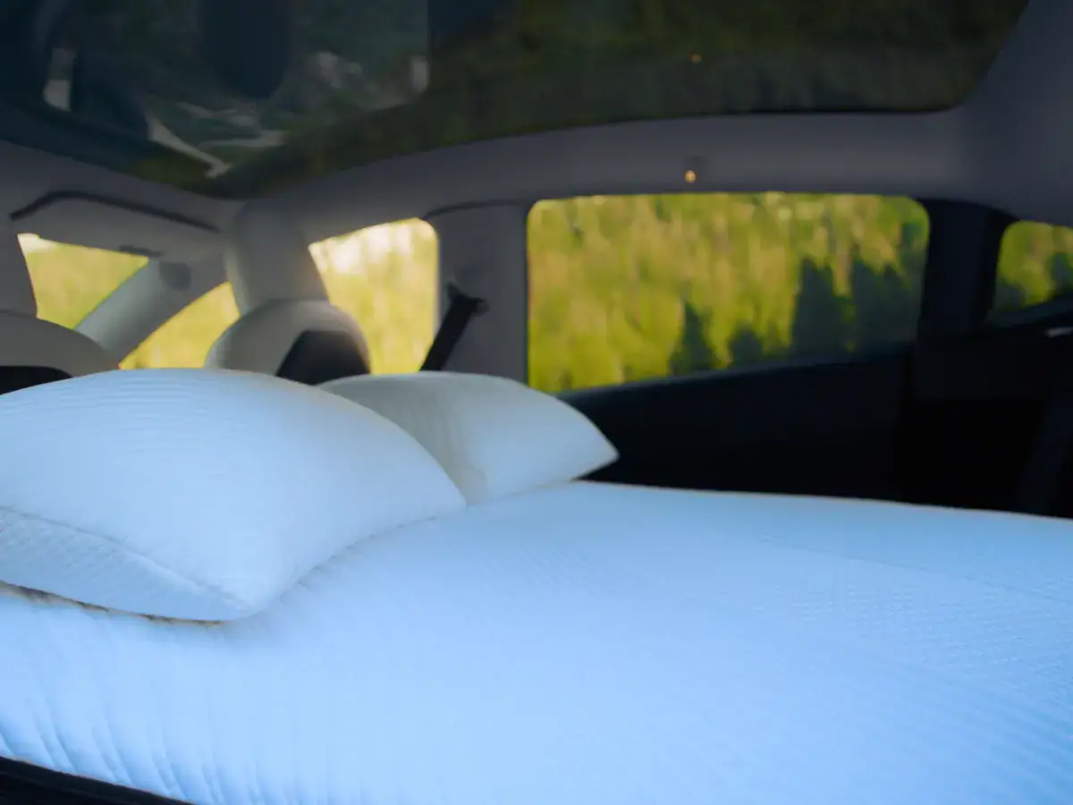 Snuuzu-matras met twee kussens in een Tesla, klaar om in te slapen