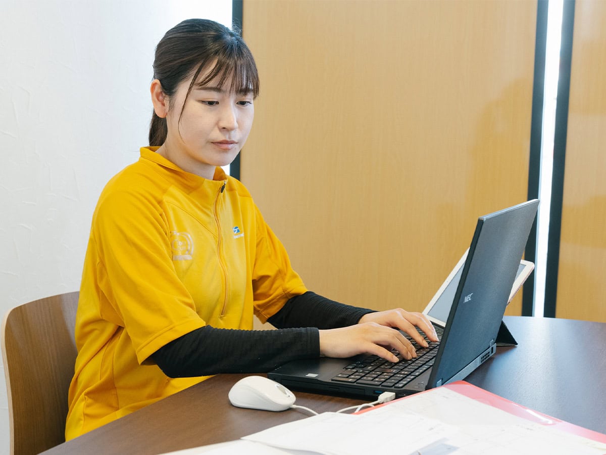 パソコンで支援記録を作成するスタッフ｜運動療育型児童デイサービスCREDO