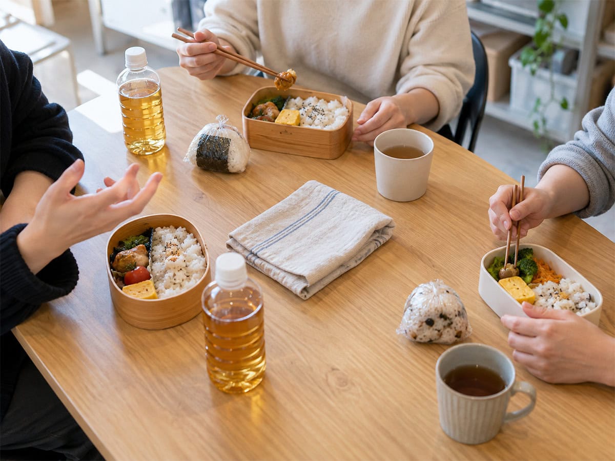 同僚とテーブルを囲んでお昼ごはんを食べる様子（イメージ）｜運動療育型児童デイサービスCREDO