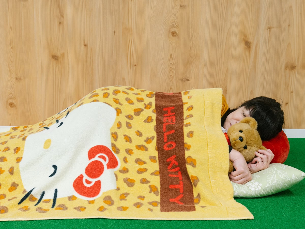 休憩時間に横になって休むスタッフ｜運動療育型児童デイサービスCREDO
