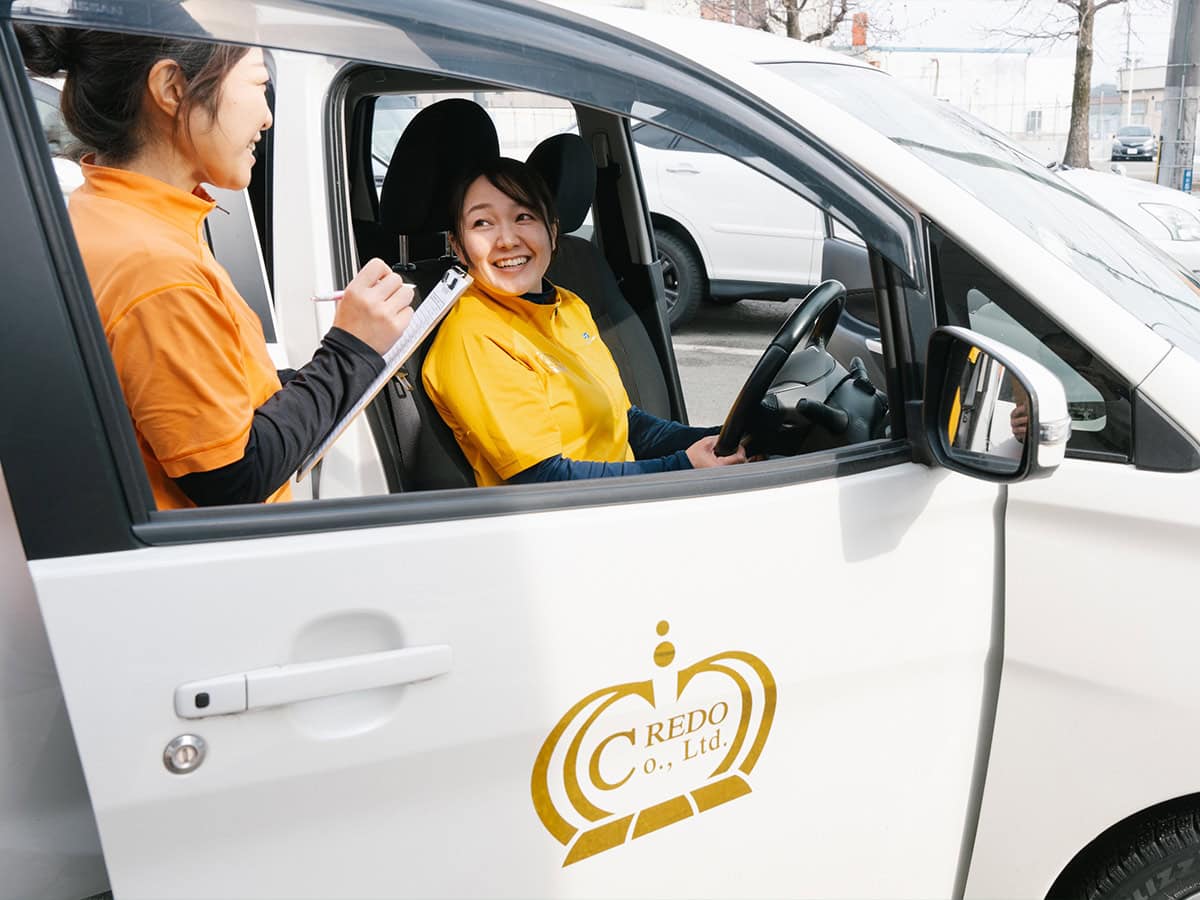 送迎車を運転するスタッフ｜運動療育型児童デイサービスCREDO
