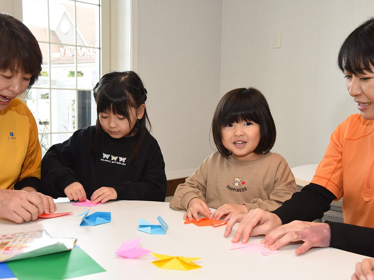 机で折り紙を折って過ごす子どもの手元｜運動療育型児童デイサービスCREDO
