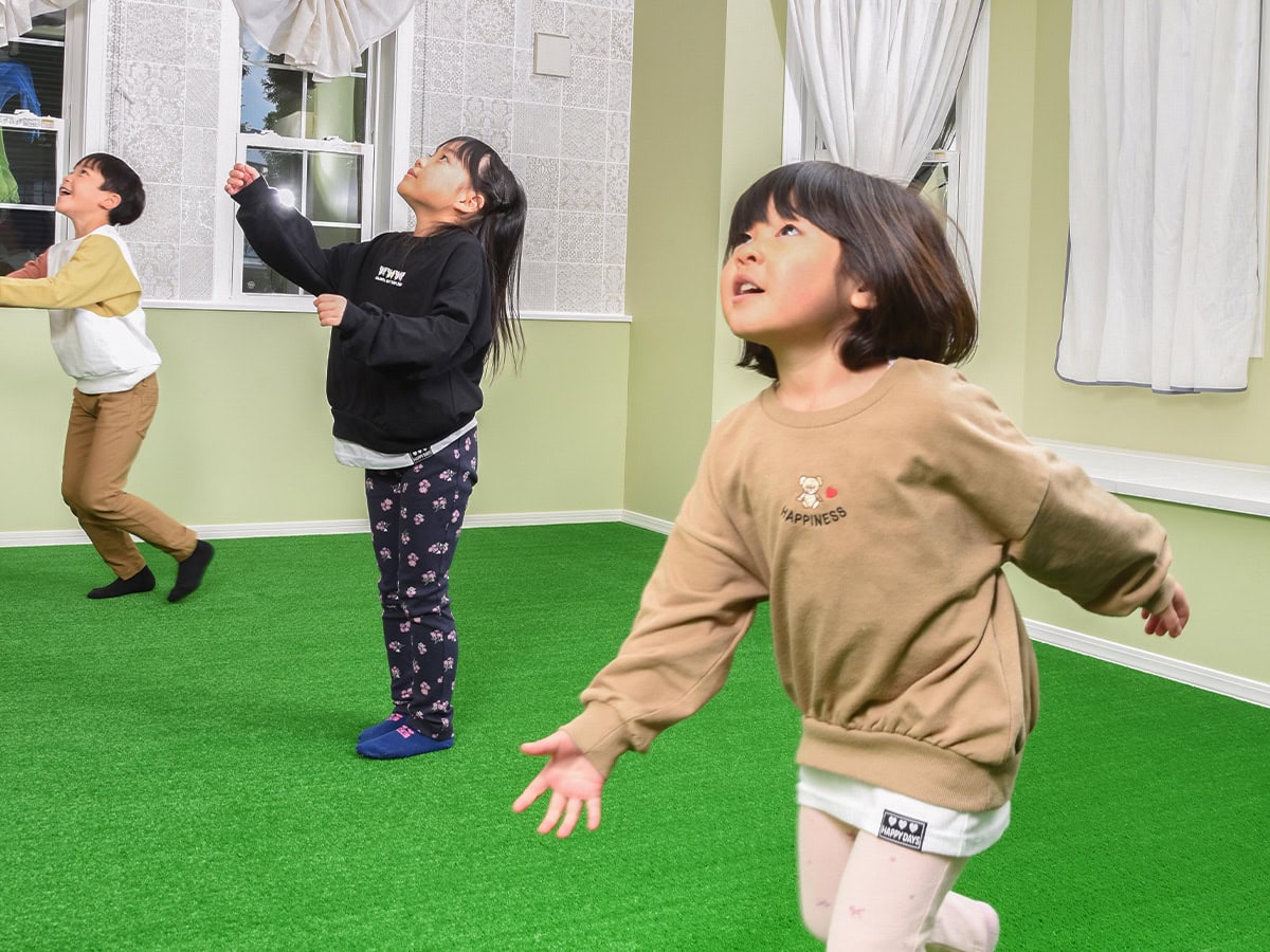 運動あそびに取り組む子どもたちとスタッフ｜運動療育型児童デイサービスCREDO