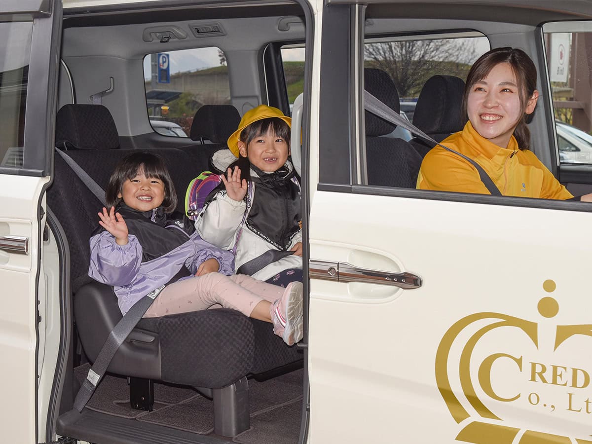 子どもを自宅へ送り届けるスタッフ｜運動療育型児童デイサービスCREDO