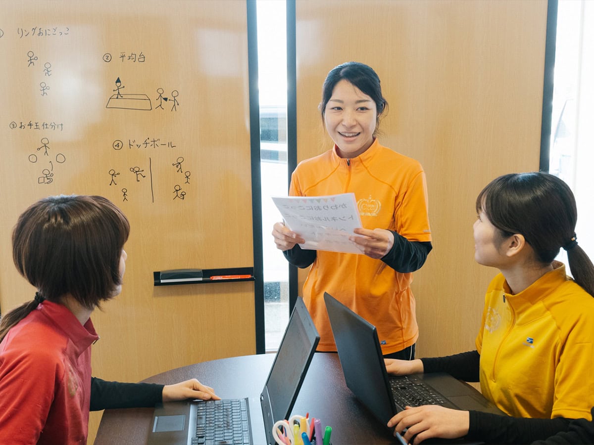 振り返りミーティングをするスタッフ｜運動療育型児童デイサービスCREDO
