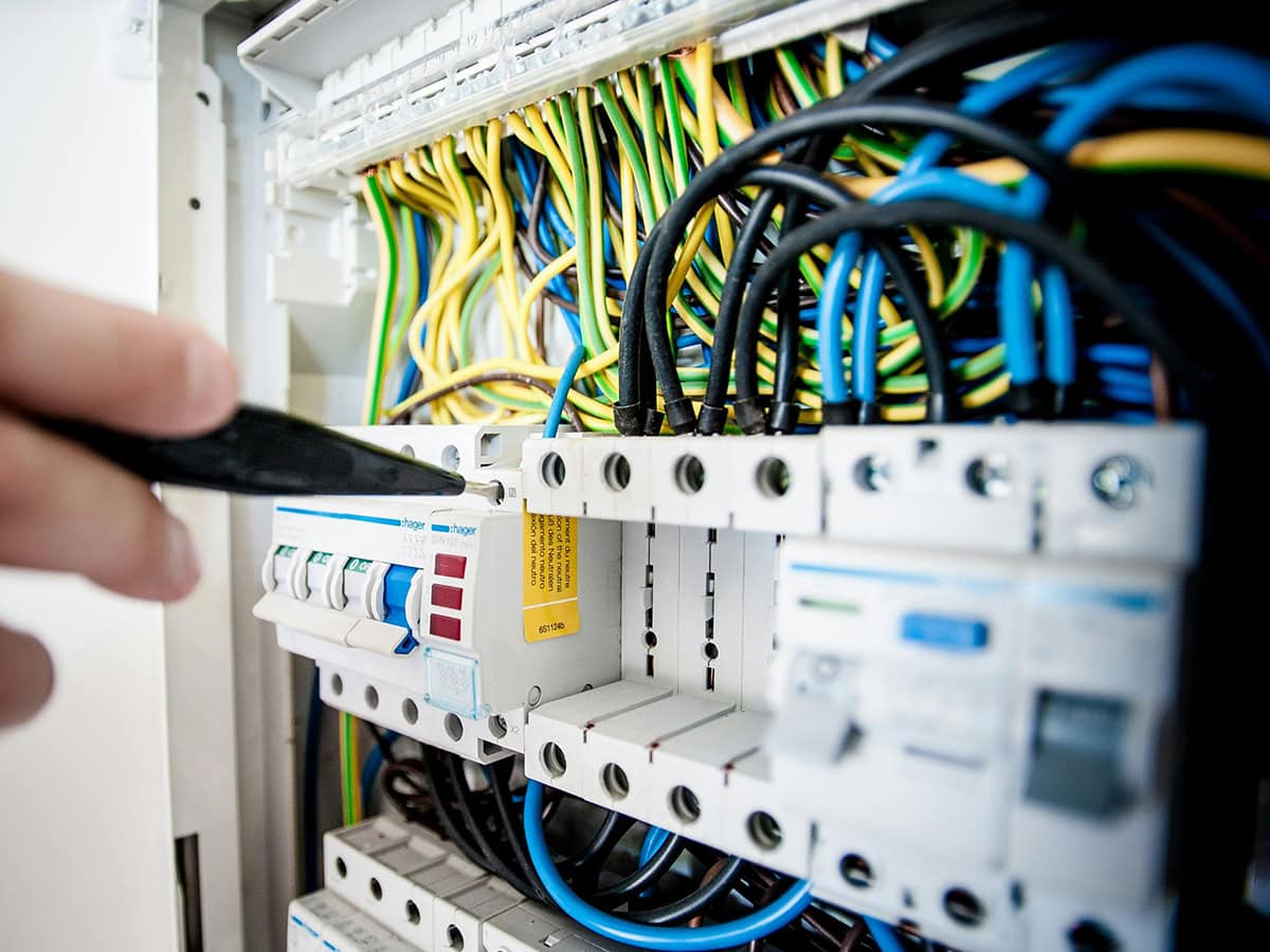 Avoid-electrocution-by-turning-the-power-off