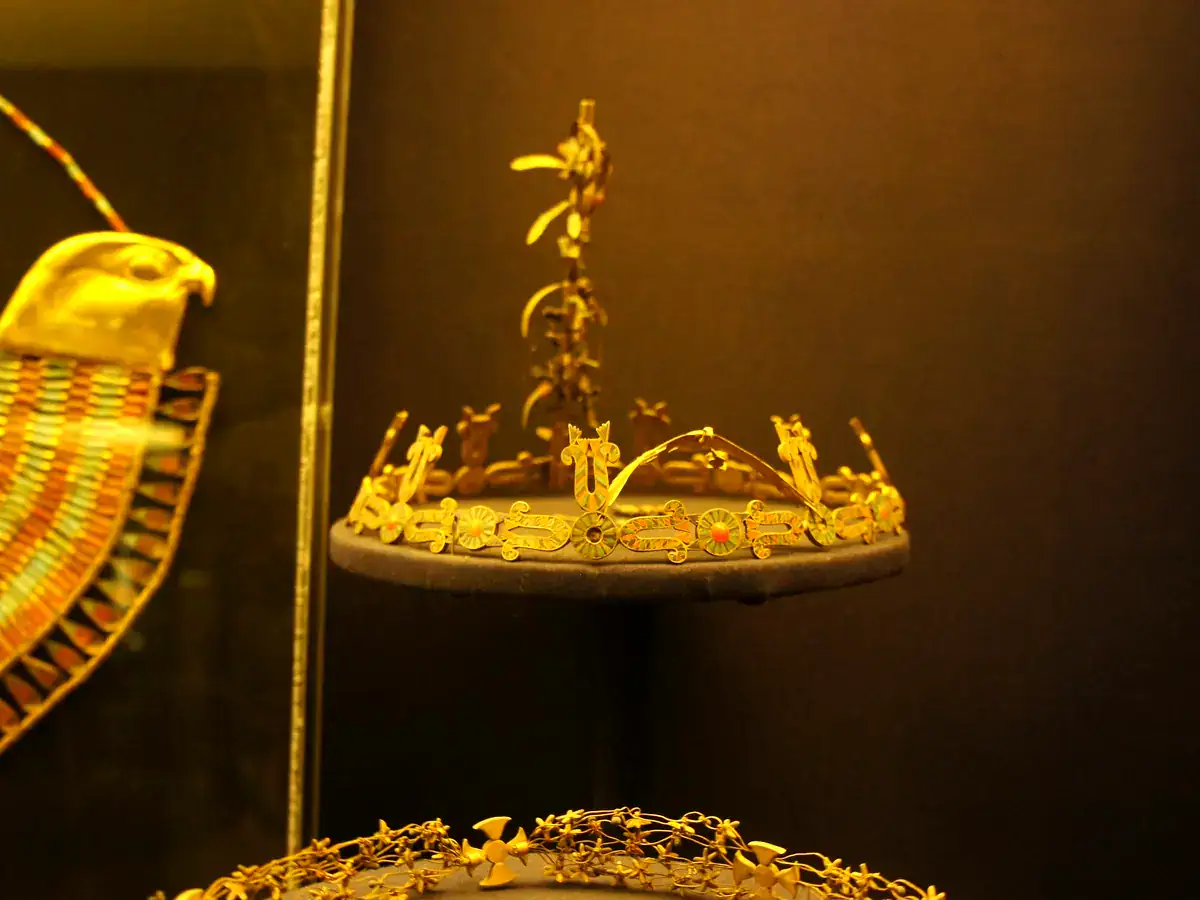 Gold falcon collar decorated with ankh pendants