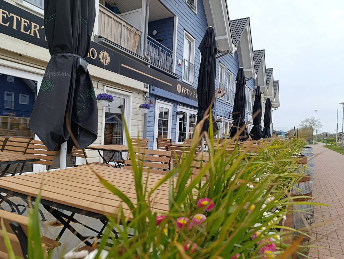 Freizeitschnack Nordfriesland verbringt einen Badetag in Dagebüll. Der Blick auf die Restaurants der Dorf-Promenade.