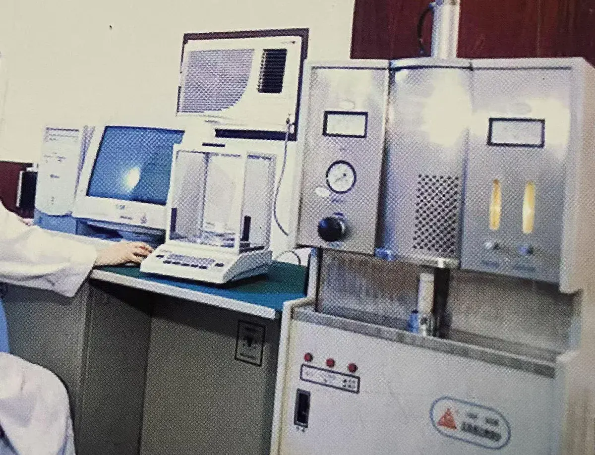 Laboratory analysis instruments with a monitor and cylindrical test chambers