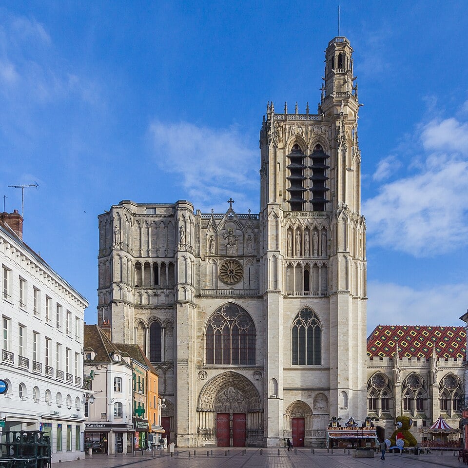Sens (89) — Cathédrale Saint-Étienne, ville desservie par l'agence matrimoniale Aster et Vous