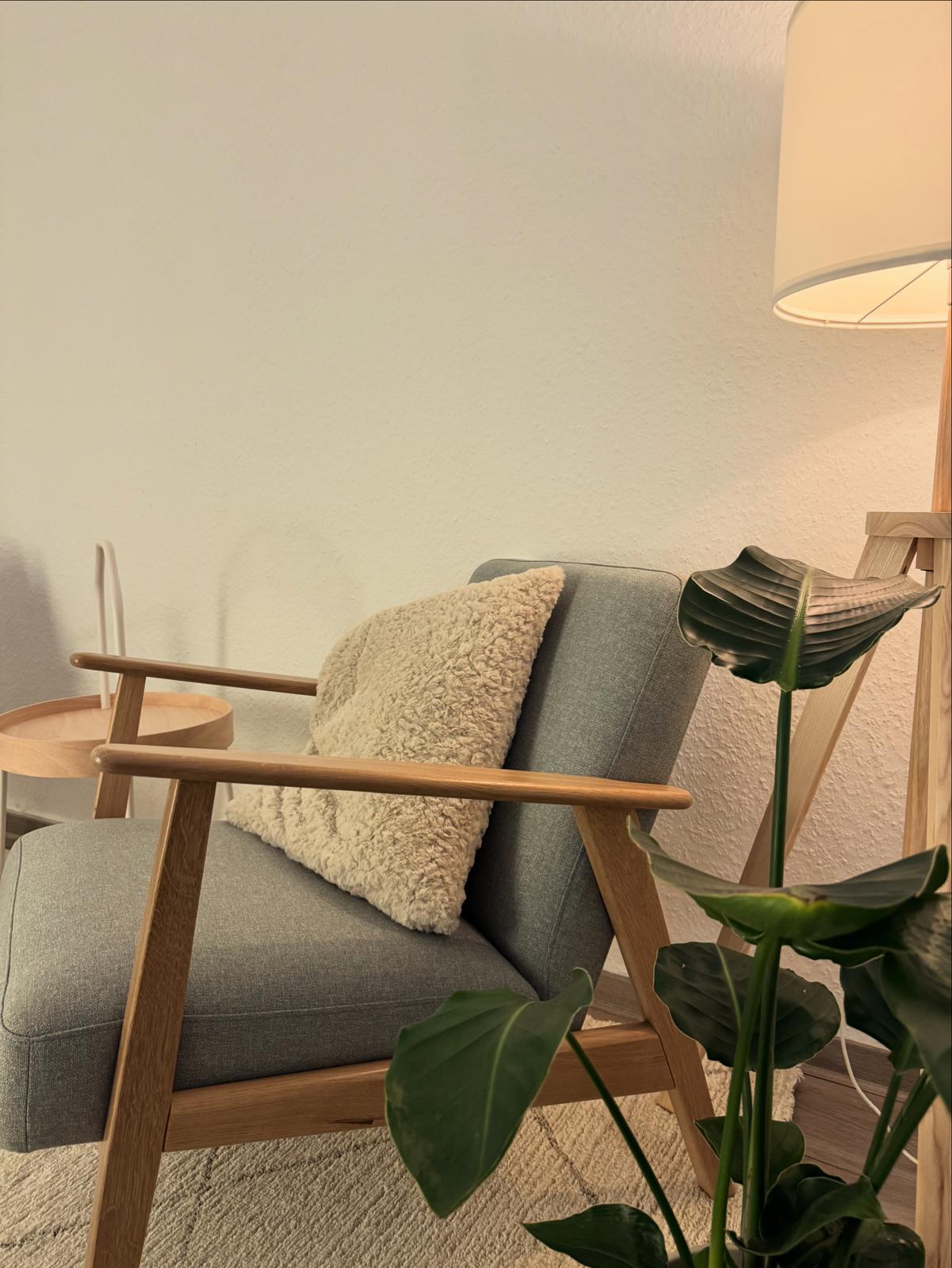 Startseite Nahaufnahme eines Therapiesessels in der Praxis von Raphael Psych