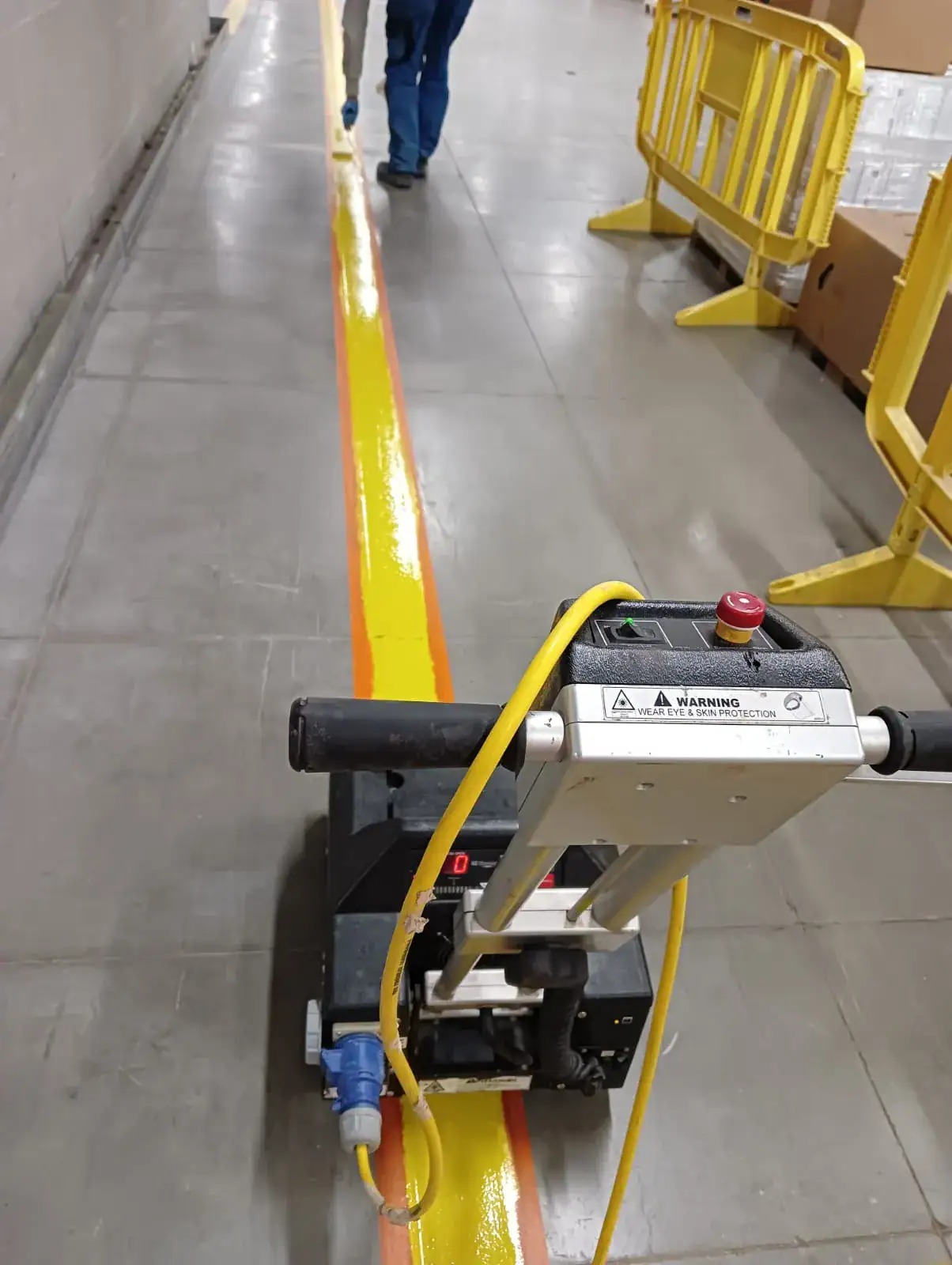 Segnaletica orizzontale a lunga durata UV resistente Prima Fast Line System® Prima Pavimenti — strisce e scritte polimerizzate ai raggi UV per corsie, aree di stoccaggio e vie di percorrenza in capannoni industriali e punti vendita ad altissimo traffico