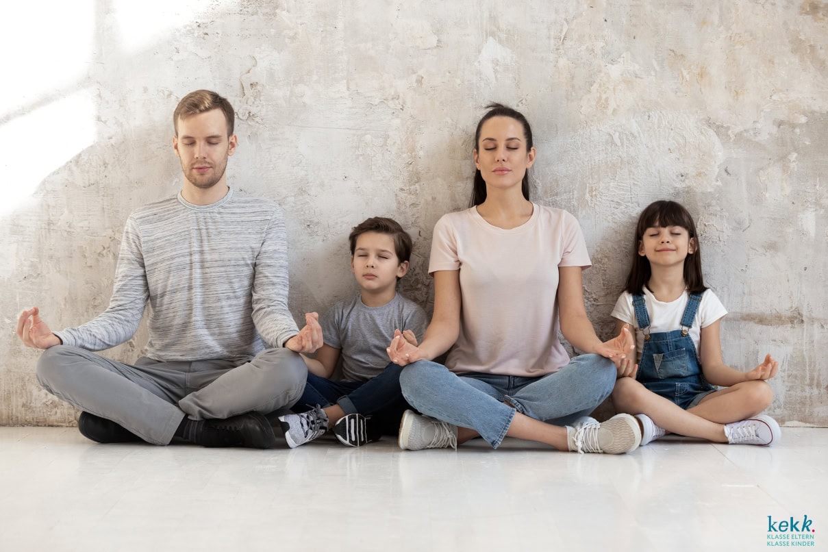 Achtsamkeit und Resilienz für Eltern in Mainz. Familie entspannt im Schneidersitz. Achtsamkeit und Resilienz für Eltern in Mainz. Familie entspannt im Schneidersitz.