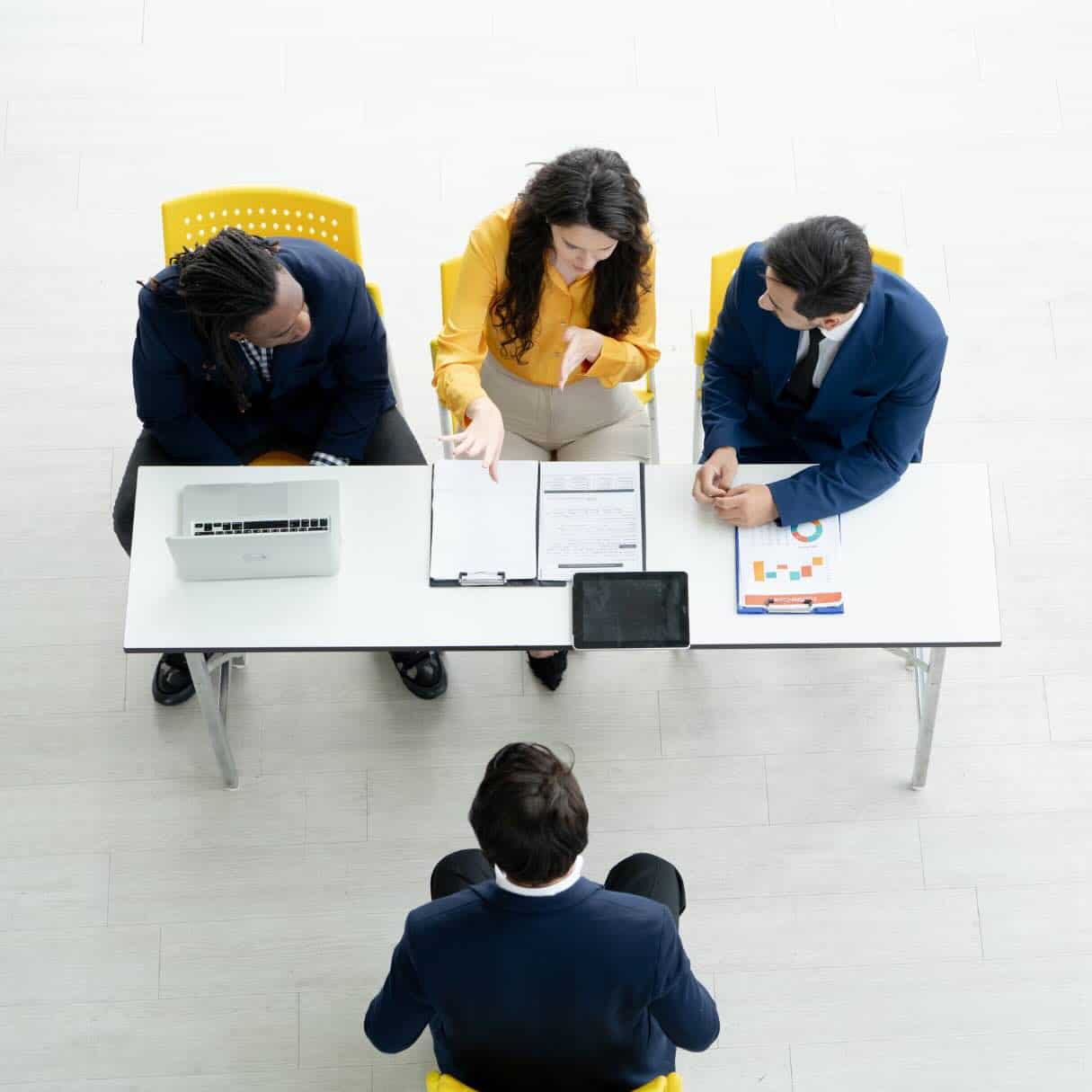 Bewerber sitzt im Vorstellungsgespräch und überzeugt dank Coaching