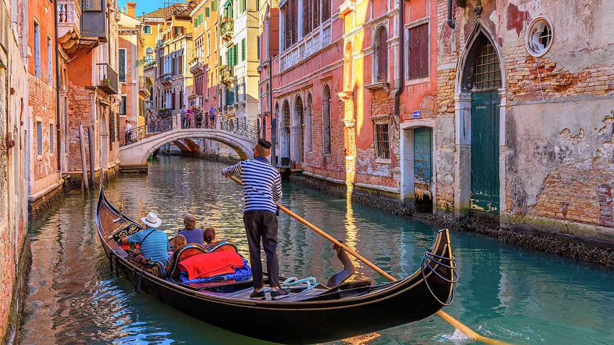 https://cdn-imgix.headout.com/media/images/0f7a290f8d7a98b03a00260b934e95af-9182-venice-private-gondola-ride-02.jpg?ar=16%3A9&auto=format&crop=faces&fit=crop&h=687.6&q=90&w=1222.3999999999999