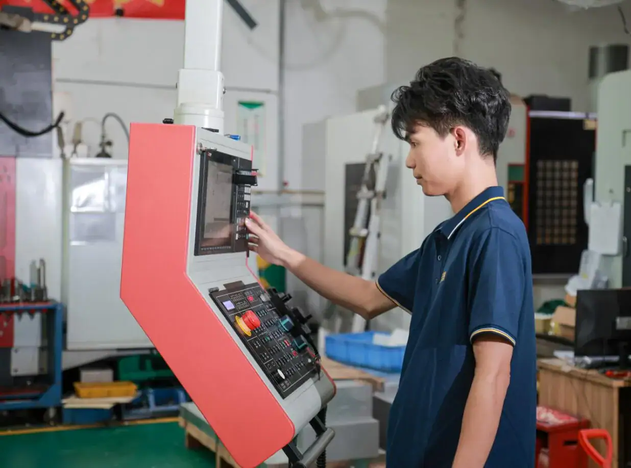 Employees are operating machine tools in the processing workshop of CNC machine tool parts manufacturer