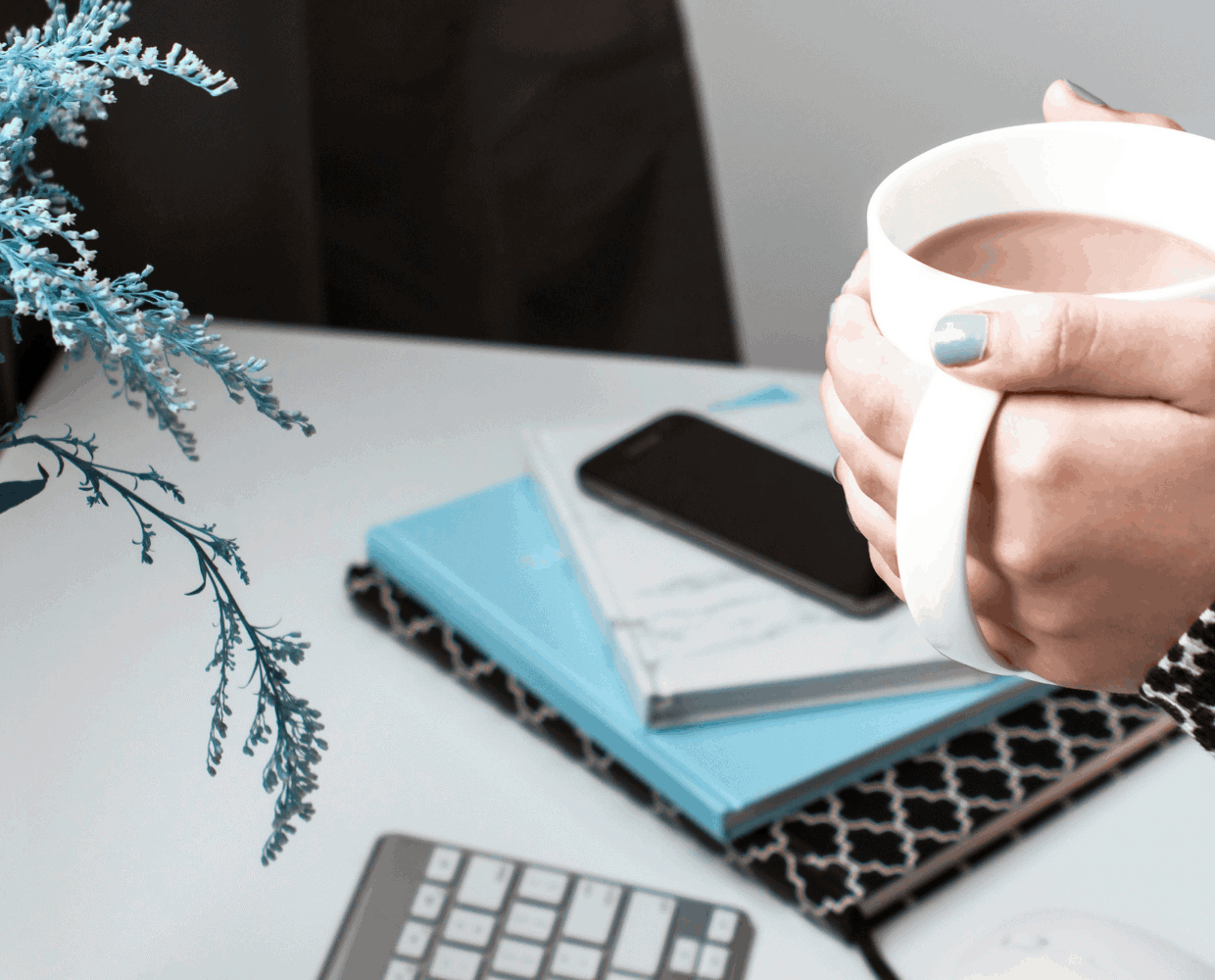 Marketing-Goodness-Blue-Cup-Holding-Notepads