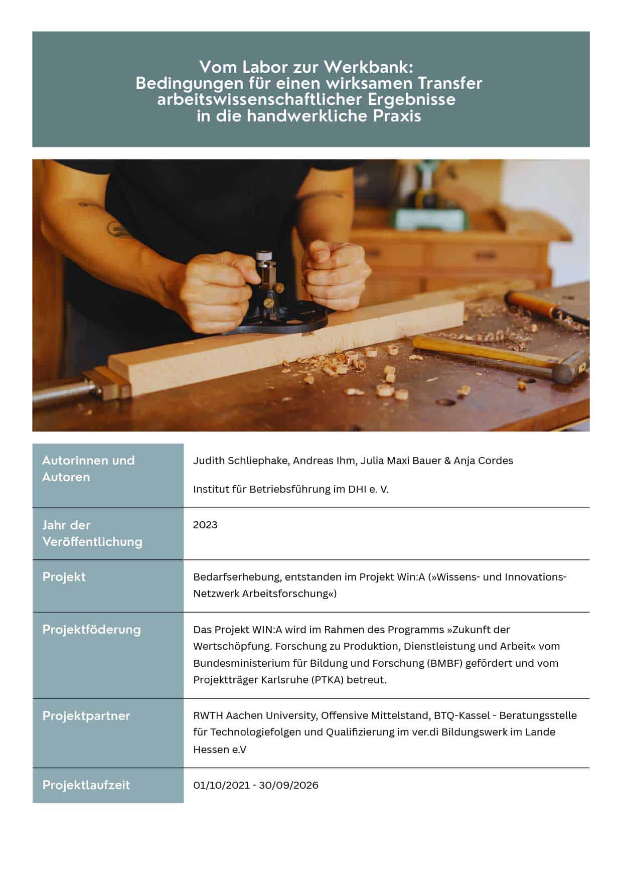 Handwerker bei Holzarbeit an der Werkbank, Fokus auf Werkzeuge und Holzspäne.