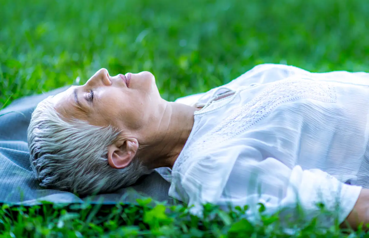 Восемь часов как новый статус: Женщина лежит на траве