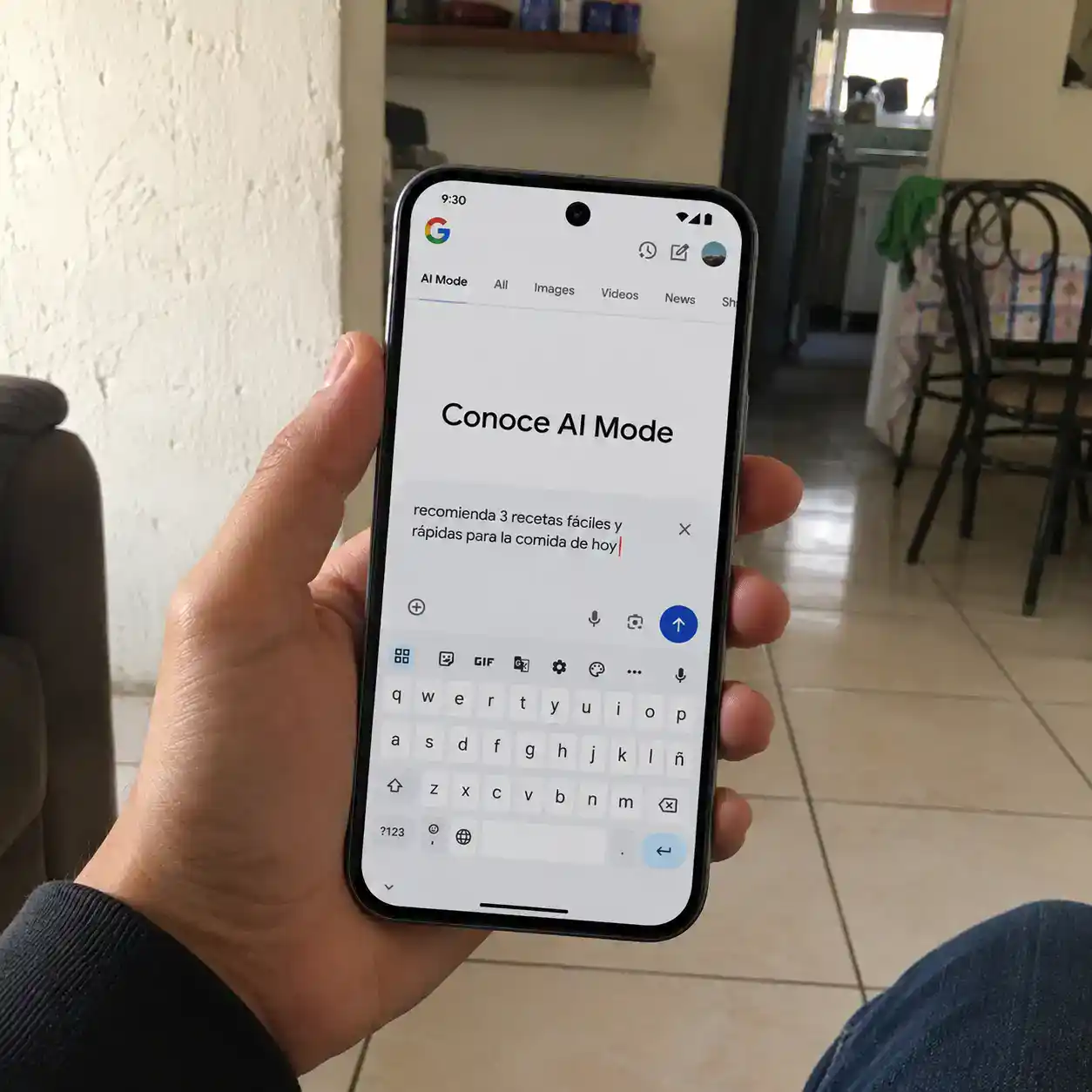 Un celular mostrando la nueva forma de buscar en google con IA