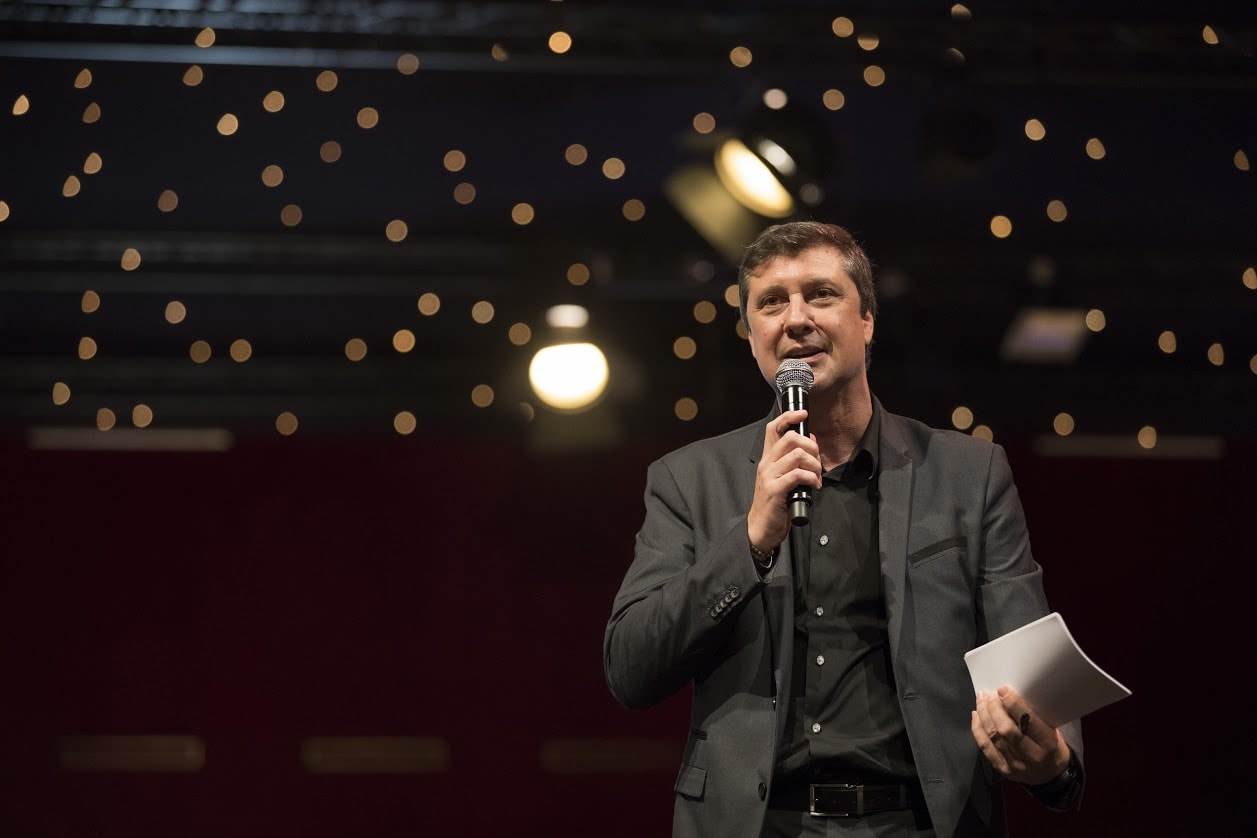 Yann Fernandez, animateur journaliste, en situation d'animation d'un événement d'entreprise
