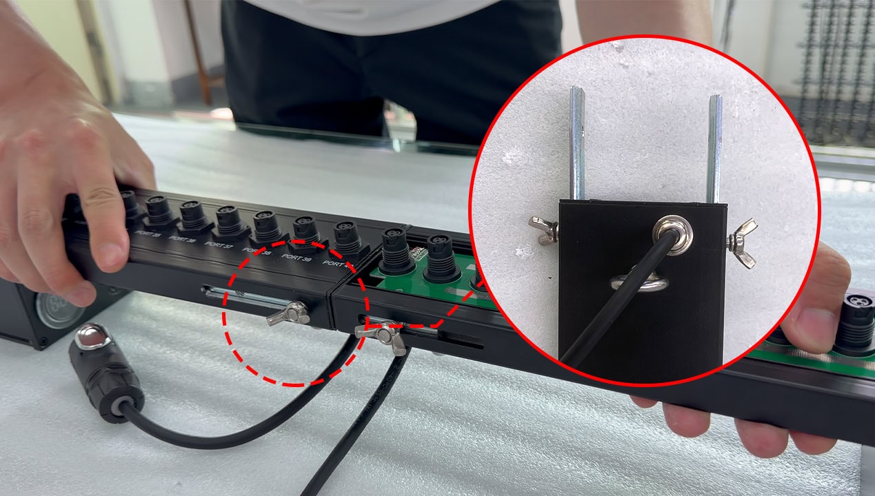 Flying LED screen module connection with quick lock and safety steel cable