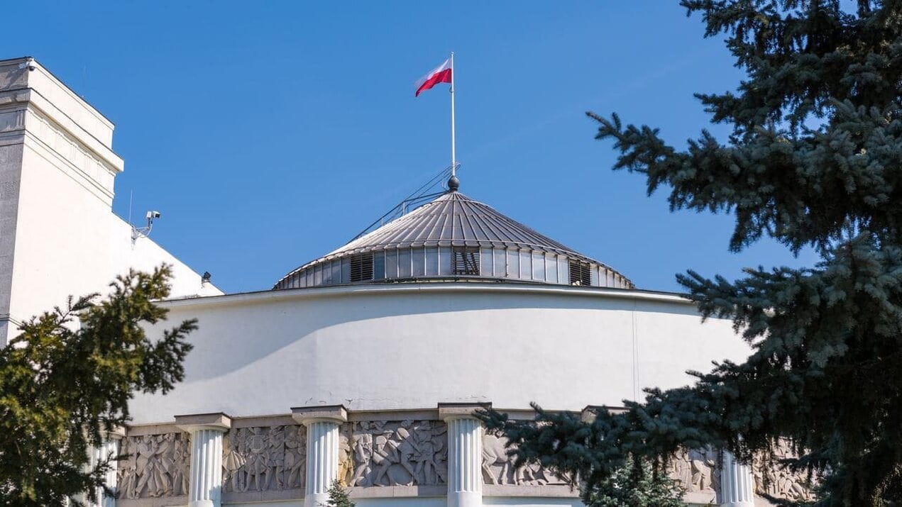 budynek Sejmu, flaga, drzewa