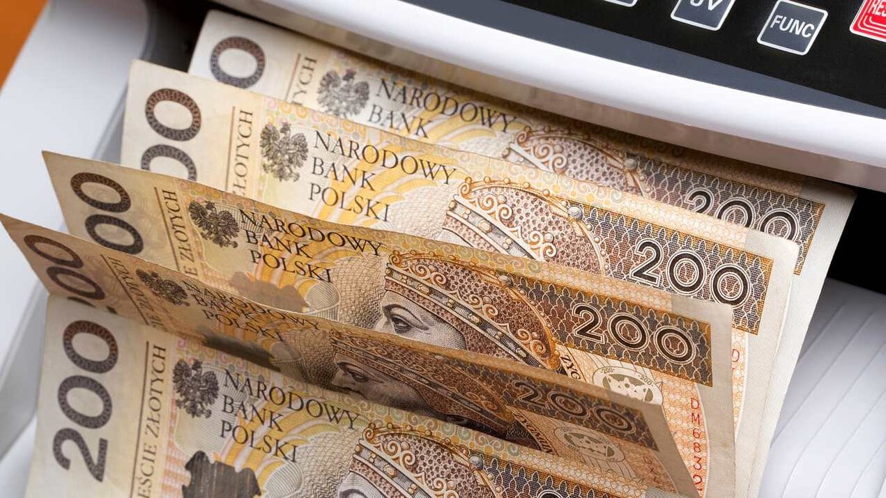 banknoty 200 zł, liczarka