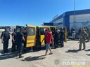 Росіяни із артилерії обстріляли евакуаційні автобуси з мирними мешканцями на Харківщині: є поранений, - ФОТО Росіяни із артилерії обстріляли евакуаційні автобуси з мирними мешканцями на Харківщині: є поранений, - ФОТО