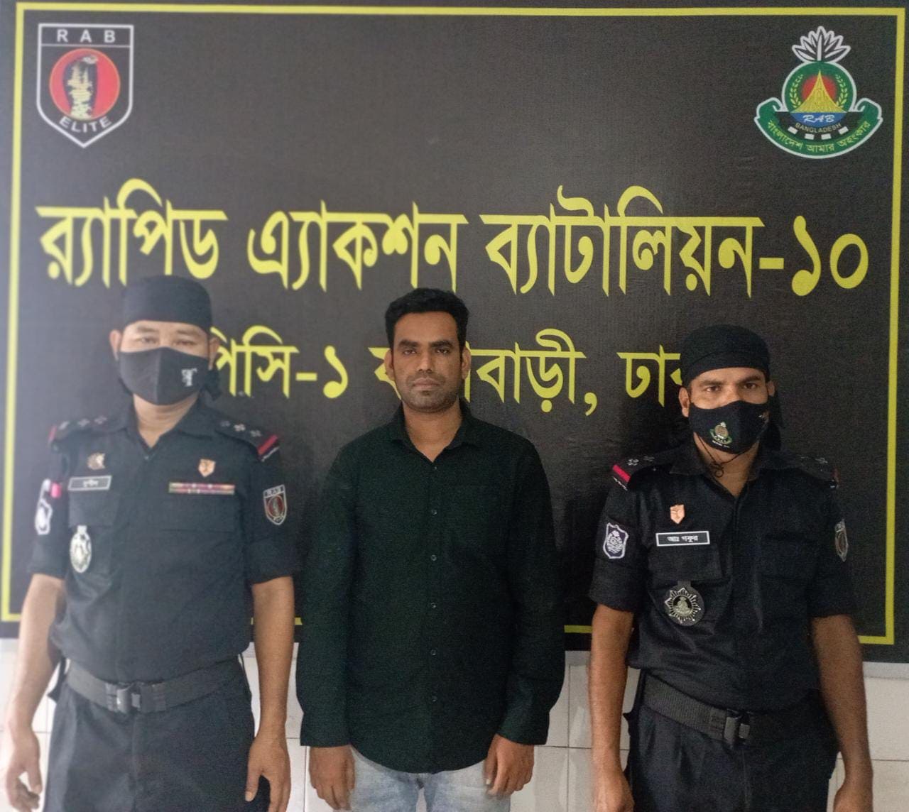 –র‌্যাব-১০ এর অভিযানে রাজধানীর কদমতলী এলাকা হতে জাল সনদ ও জাল সনদ তৈরীর সরঞ্জামাদিসহ ১ জন গ্রেফতার।