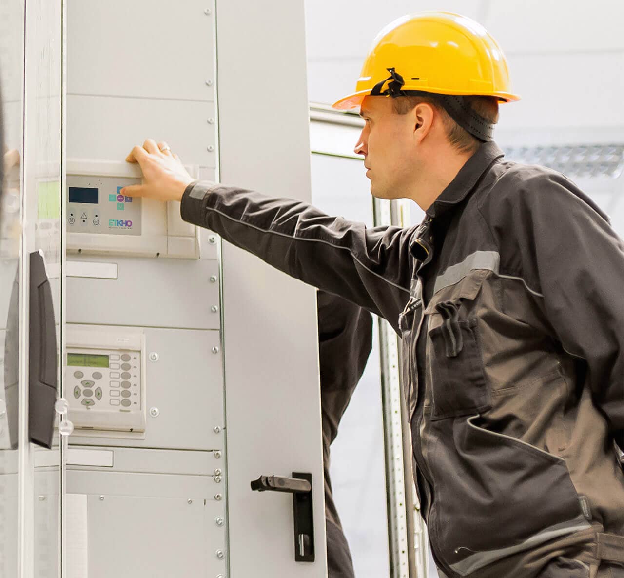Among the electrical safety solutions for hospital installations, the ES 1000A Isolation Monitor stands out. Its primary function is to provide clinical and/or maintenance personnel with an automatic switching system for power supply sources and IT system monitoring.