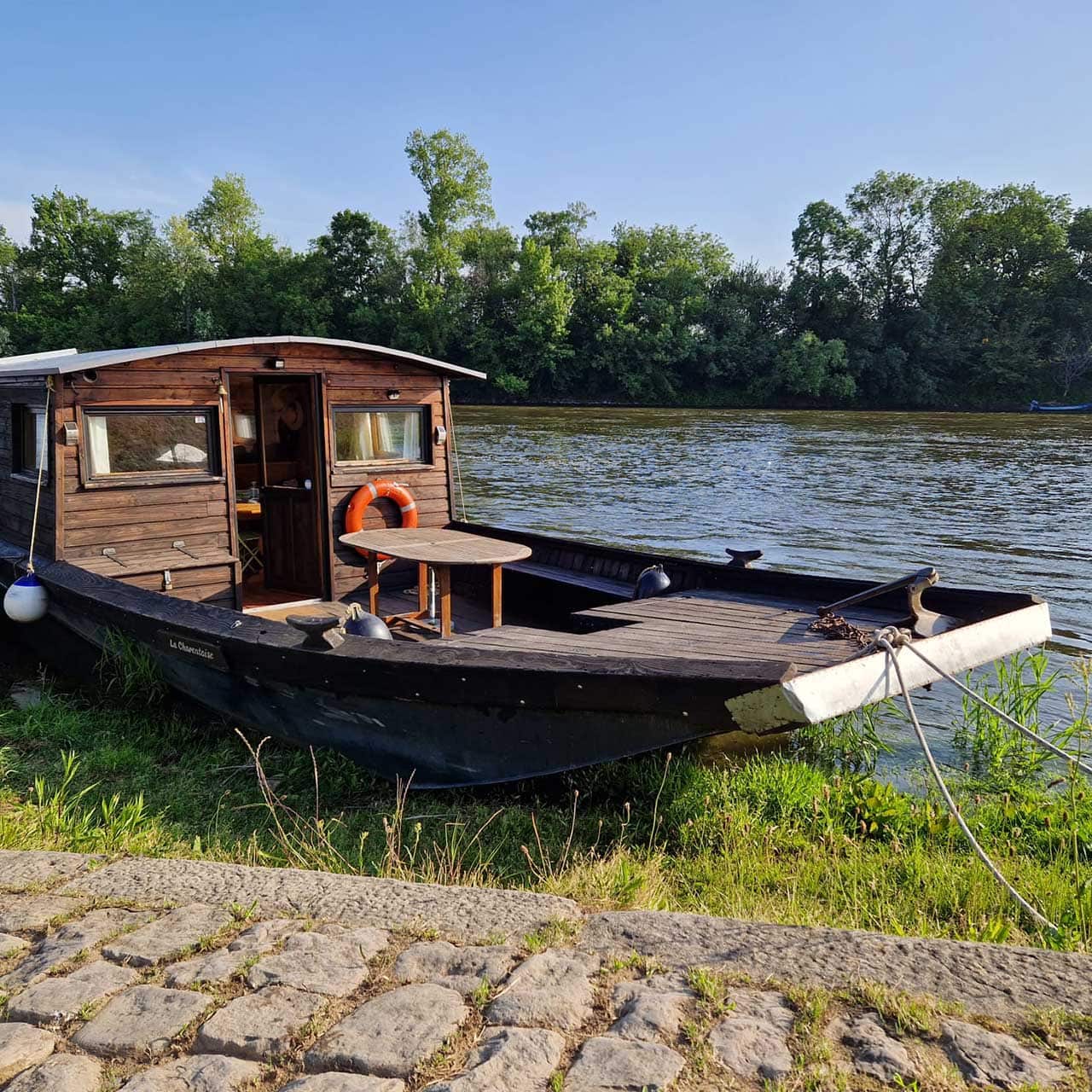 Laveline, la toue cabanée d'Instants de Loire, amarrée à quai en bords de Loire