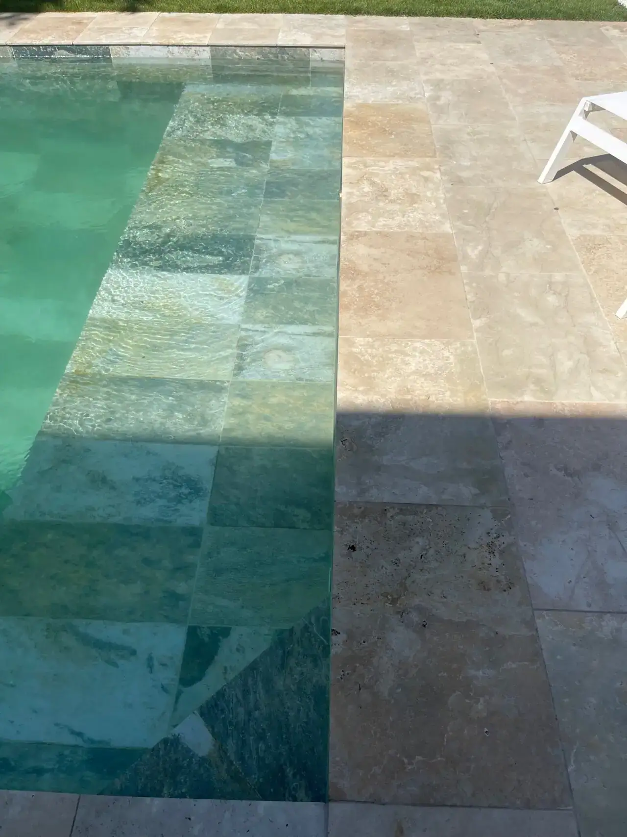 piscine-plage-travertin-dallage-beige.
