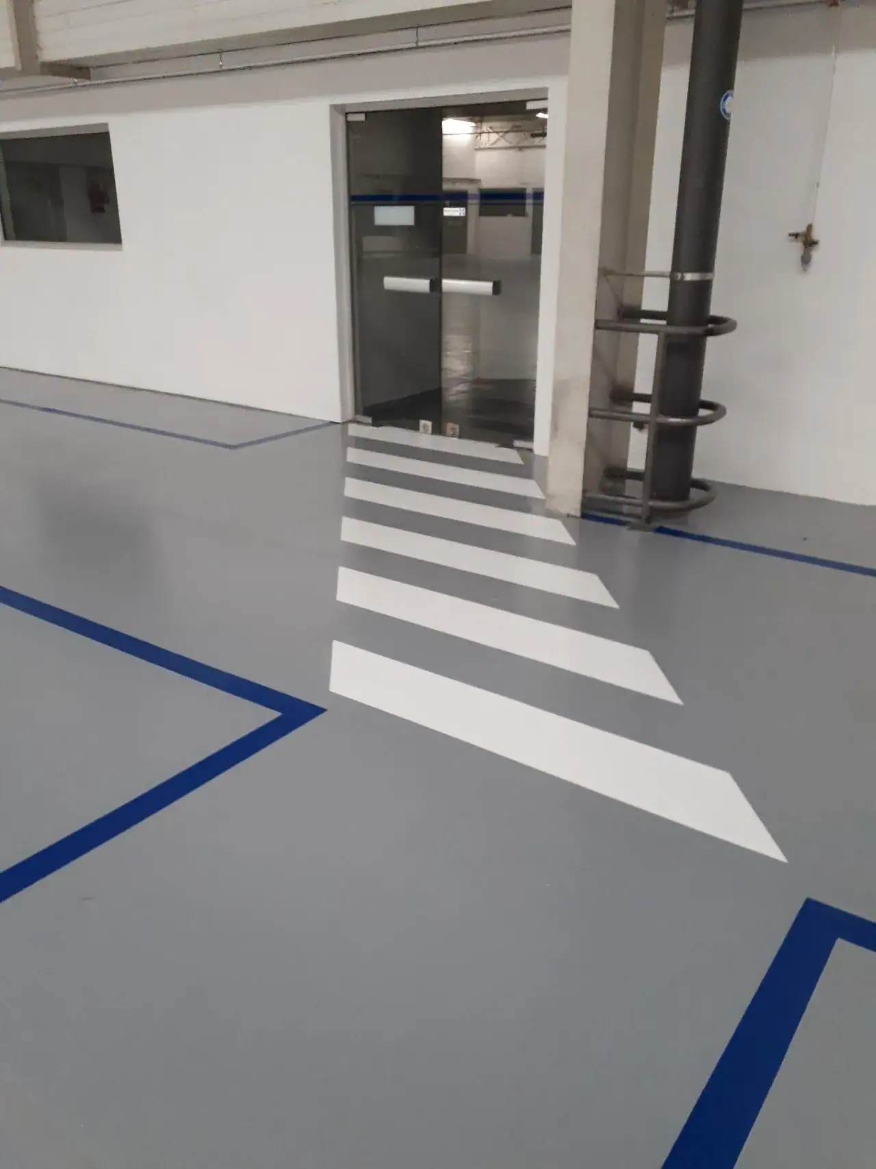 Pavimentazione industriale per stabilimenti macchine utensili: resina epossidica resistente e segnaletica UV resistente