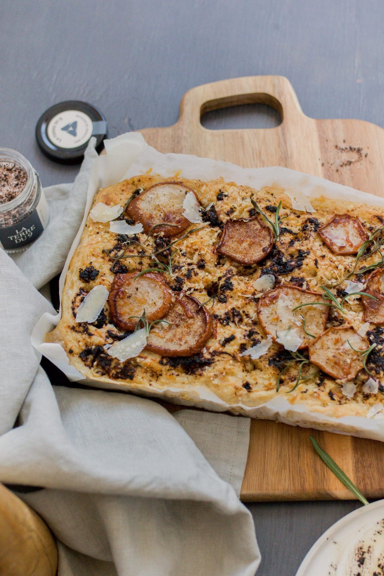 Focaccia poire parmesan et ail noir_La terre du 9
