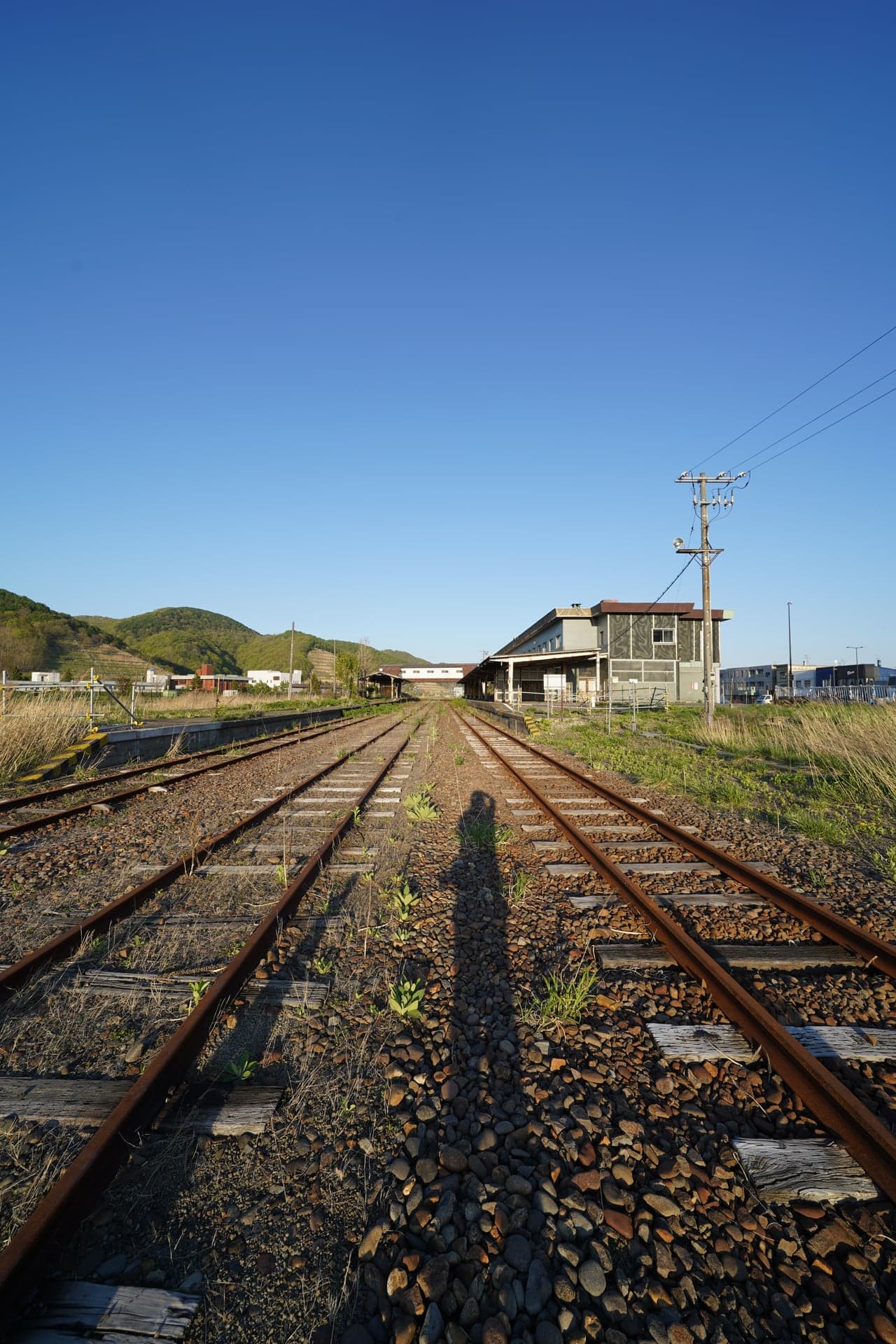 93.廃線の線路が夕陽に向かって伸びていく